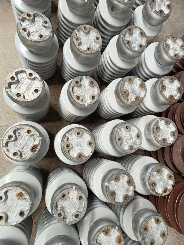 Kekuatan Tinggi ANSI TR-208 Solid Core Station Post Insulator Abu-abu Muda Mengkilap
