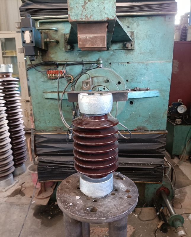 Kekuatan Tinggi Porselen C-120 Station Post Insulator ANSI TR-208 Brown Glaze