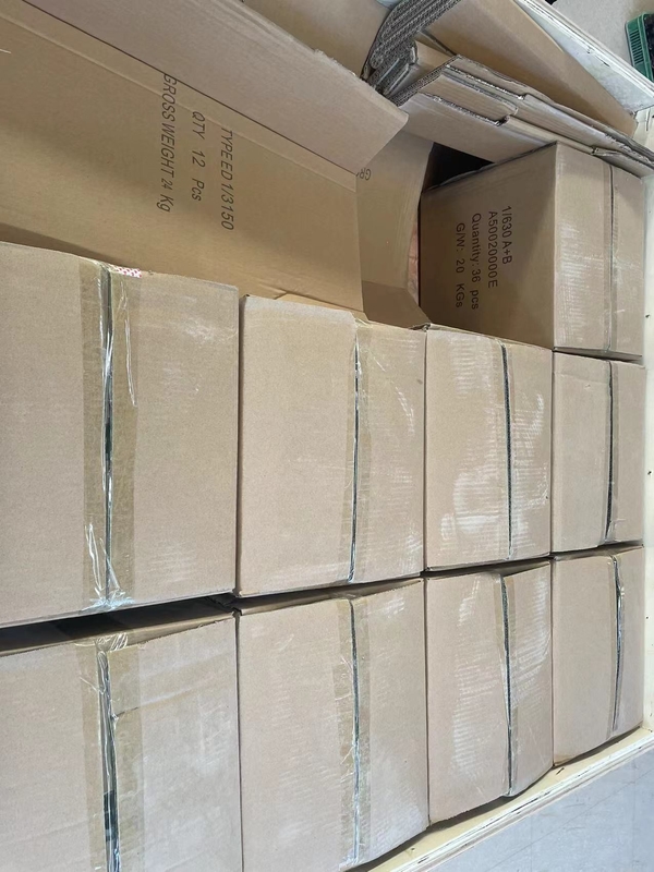 DIN Standard 1-630A Transformer Porcelain Bushing OEM Tersedia