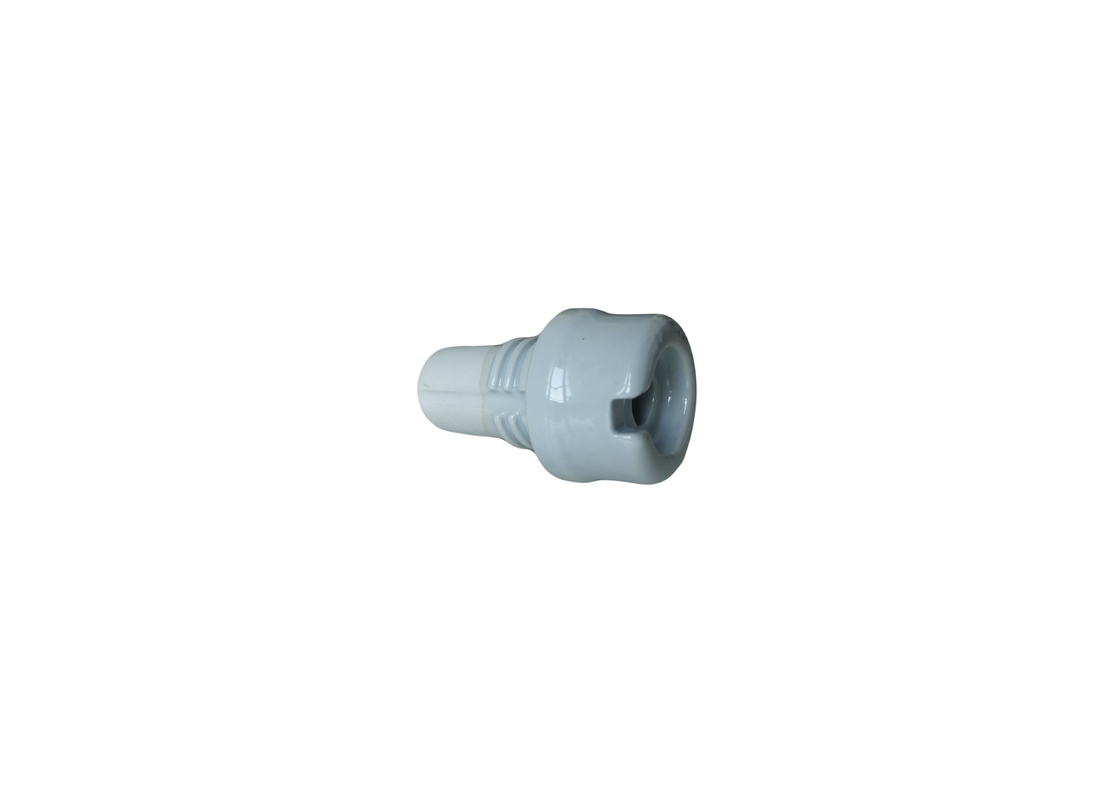 Insulator Keramik ANSI 1.2kV Abu-abu Pada Saluran Listrik